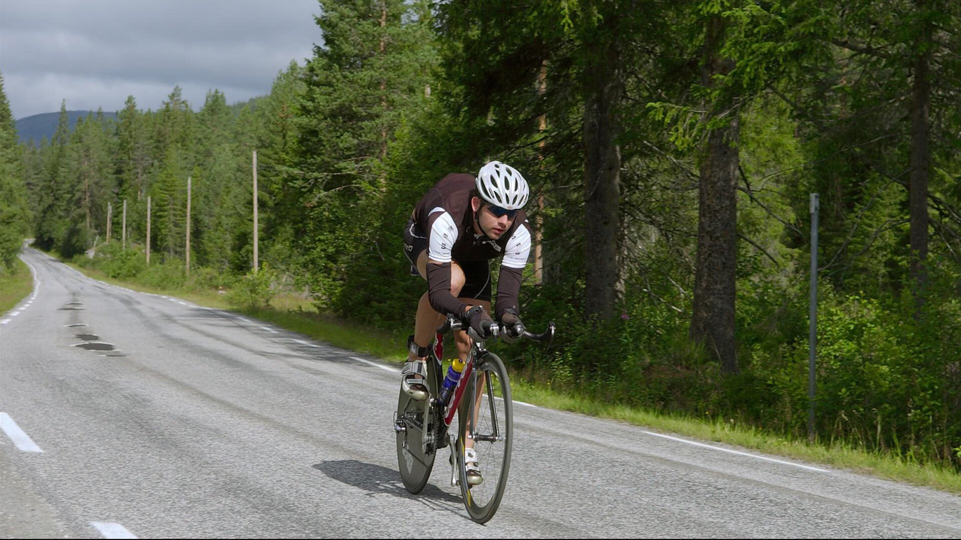 《电竞比赛现场:氛围热烈斗志昂扬》,电竞比赛场景